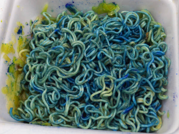 青い着色料を使ってご飯を炊いたら食欲減退ダイエットができるか試してみた結果 19年2月13日 エキサイトニュース