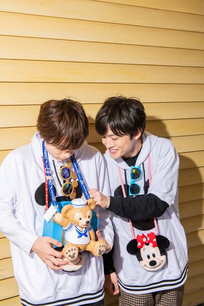 ミッキーマウスとの イケメン 3ショットにキュン 人気俳優 小澤廉さん 小西成弥さんが遊ぶ 東京ディズニーランド 19年8月22日 エキサイトニュース