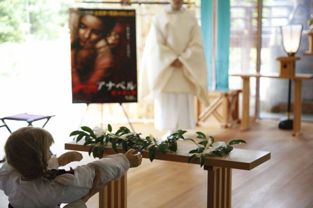 呪い人形 アナベル が日本で祈祷を受ける 大ヒットホラーシリーズ最新作 アナベル 死霊博物館 エキサイトニュース
