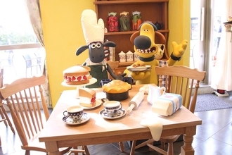 ひつじのゆるキャラ“ショーン”に会える！ 日本初「ひつじのショーン」ミュージアムカフェがオープン　行ってみた