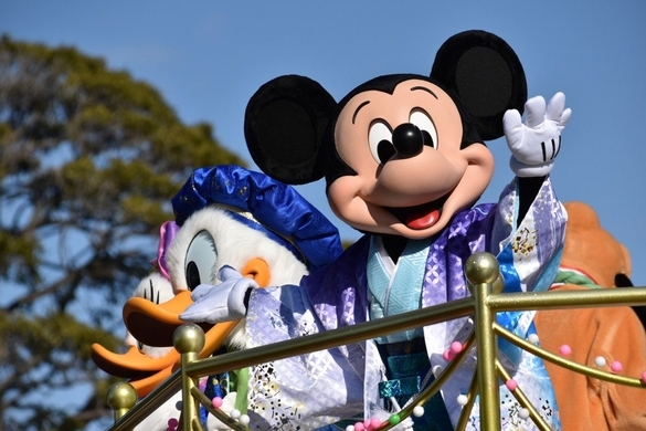 Tdl パートナーズ像 にまつわる3つの物語 シンデレラ城を背に立つウォルト ディズニーとミッキーマウスの銅像 14年12月15日 エキサイトニュース