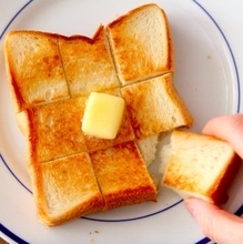 フライパンで「絶品バタートースト」を作る方法とは？　「いつもの食パンが極上になる」「トースターより簡単でおいしい！」