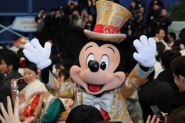 東京ディズニーランドで浦安市成人式開催 30周年衣装のミッキーたちもお祝い 写真レポート 年1月23日 エキサイトニュース