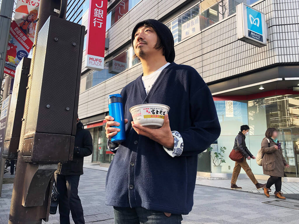 「まるで本物の富士そば」と評判の富士そばカップ麺を富士そばの前で食べるとさらにウマい