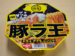 二郎系カップ麺の最高峰「豚ラ王」はなぜ400円もするのか