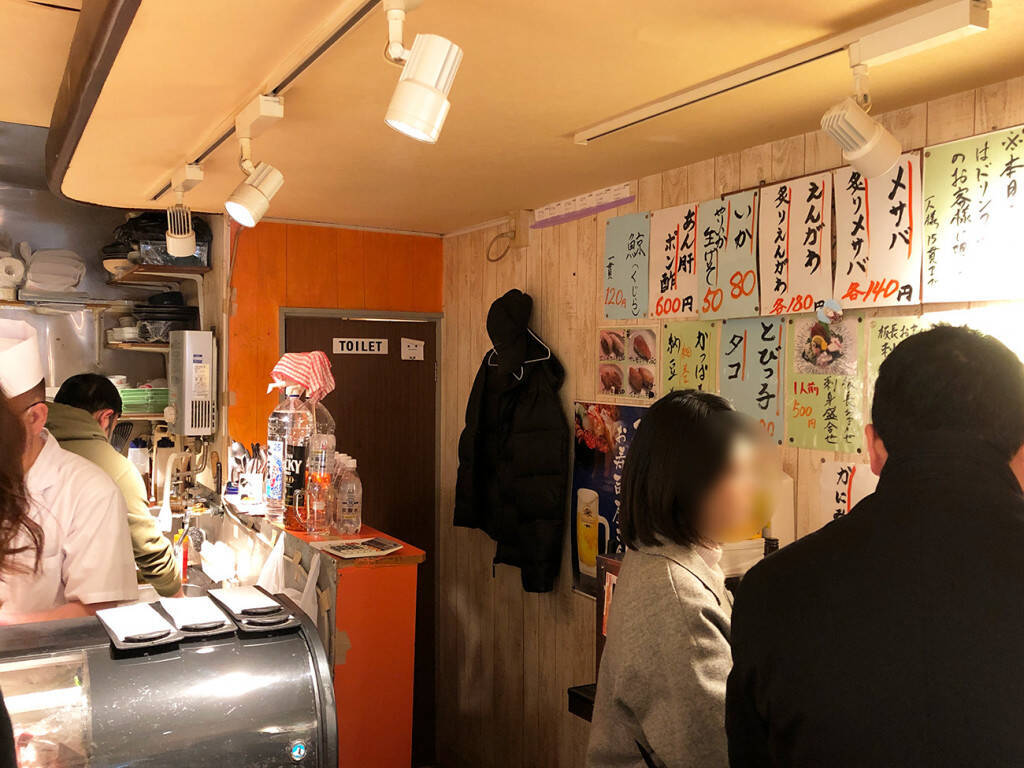 これ1貫10円なんだぜ 新宿 歌舞伎町の 名前のない寿司屋 に行ってきた 10貫食べても100円 年2月27日 エキサイトニュース