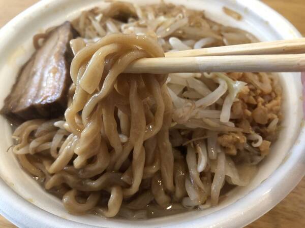 セブン イレブンの二郎系レンジ麺 中華蕎麦とみ田監修 ワシワシ食べる豚ラーメン を恐ろしく美味しくする方法 年3月15日 エキサイトニュース