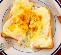 カフェで人気のメニュー「クロックムッシュ」が作れるレシピが話題「チーズのくぼみに卵入れて焼くとクロックマダムに」