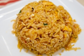 セブンプレミアム「鳴龍 汁なし担担麺」をご飯と炒めてチャーハンにしてみた！ 「これがミシュランの味か」