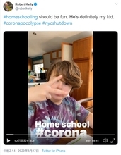 ホームスクーリングが始まったアメリカの家庭の様子 　「これから通りに出て”学校の先生に100万ドルの年俸を！”とデモするところ」