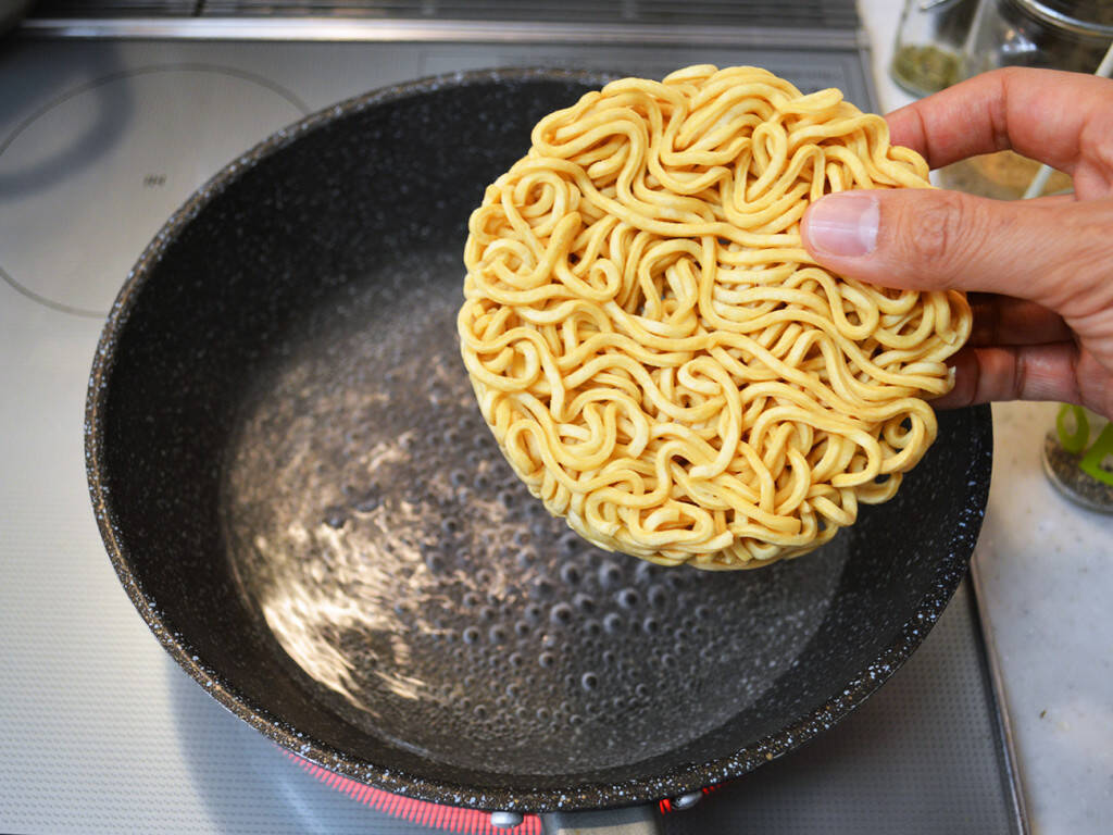 話題の二郎系即席ラーメン 豚園 は絶対焼きそばにして食うべし 最初からこうやって食べればよかった 年3月24日 エキサイトニュース 2 3