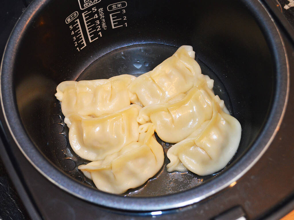 炊飯器で餃子を炊いてみたら大成功 水餃子と焼餃子のいいとこ取り 炊き餃子 が最強のご飯泥棒 2020年4月10日 エキサイトニュース