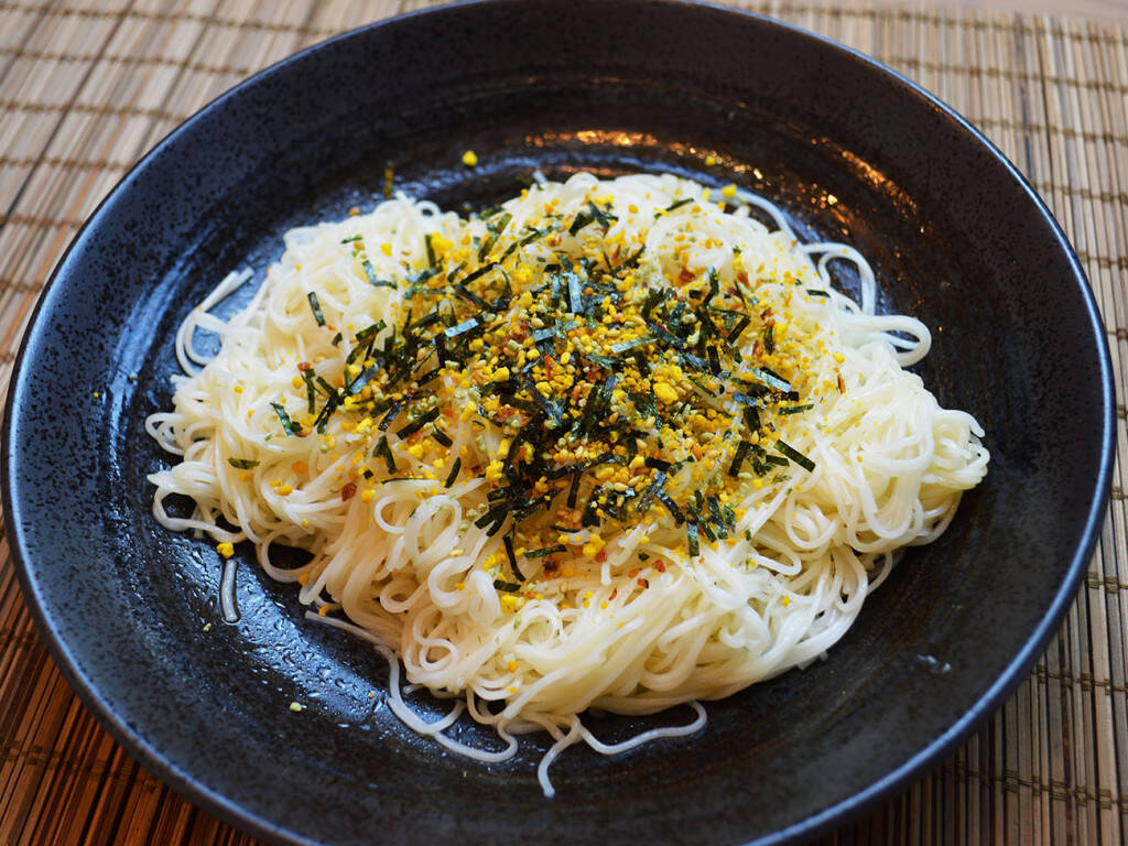 温かいそうめんにバターとのりたまを混ぜるだけで激ウマ！ やさしすぎる味わいで口の中が幸福感でいっぱいに