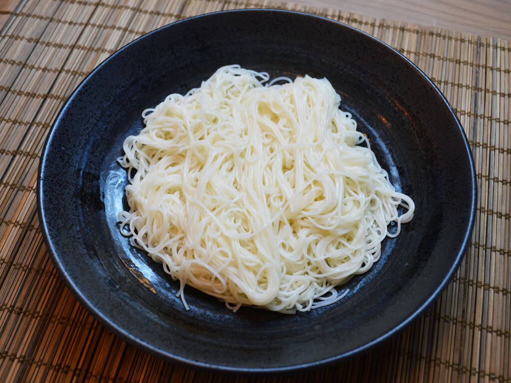 温かいそうめんにバターとのりたまを混ぜるだけで激ウマ！ やさしすぎる味わいで口の中が幸福感でいっぱいに