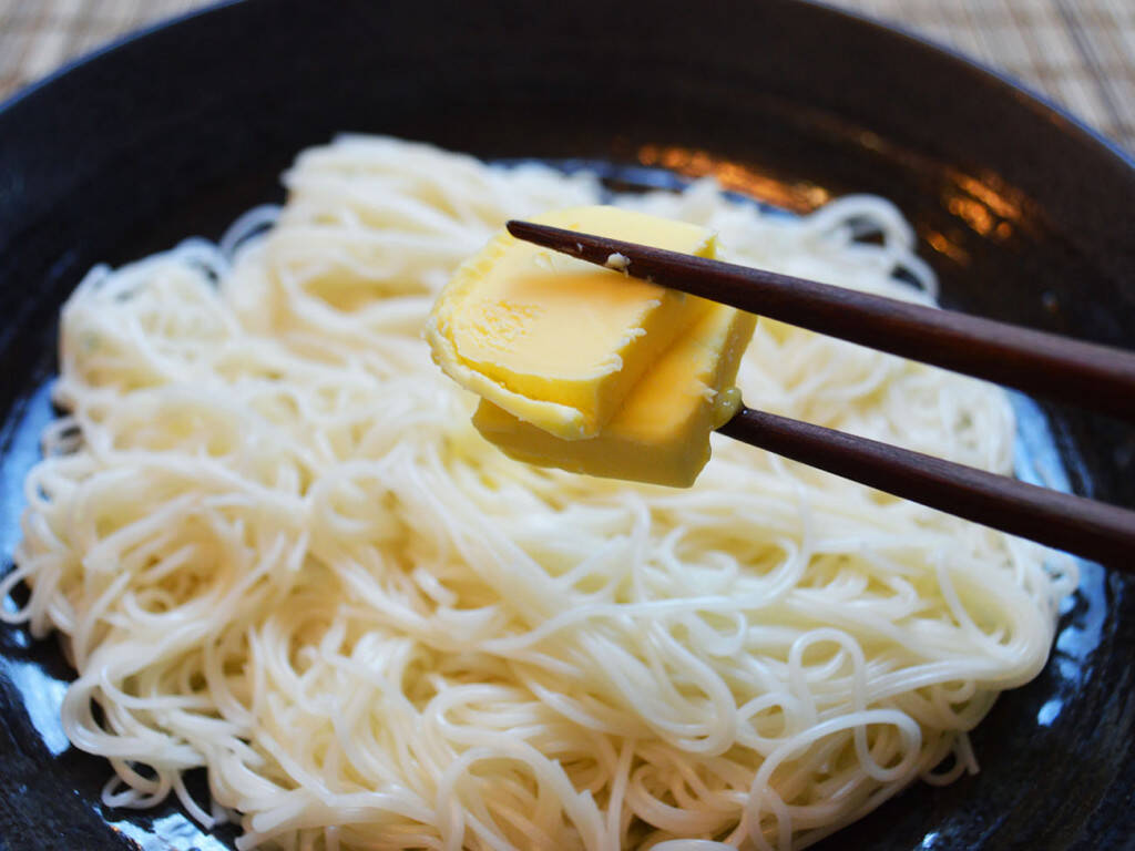 温かいそうめんにバターとのりたまを混ぜるだけで激ウマ！ やさしすぎる味わいで口の中が幸福感でいっぱいに