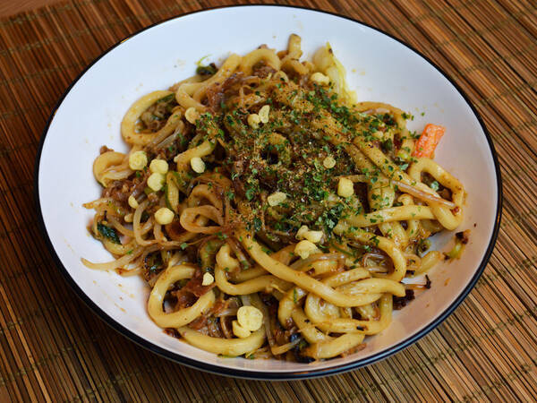 丸亀製麺のお持ち帰り 肉ぶっかけうどん を家で焼きうどんにしてみた 極太麺の弾力maxで泣く子も黙る究極のウマさ 年6月5日 エキサイトニュース