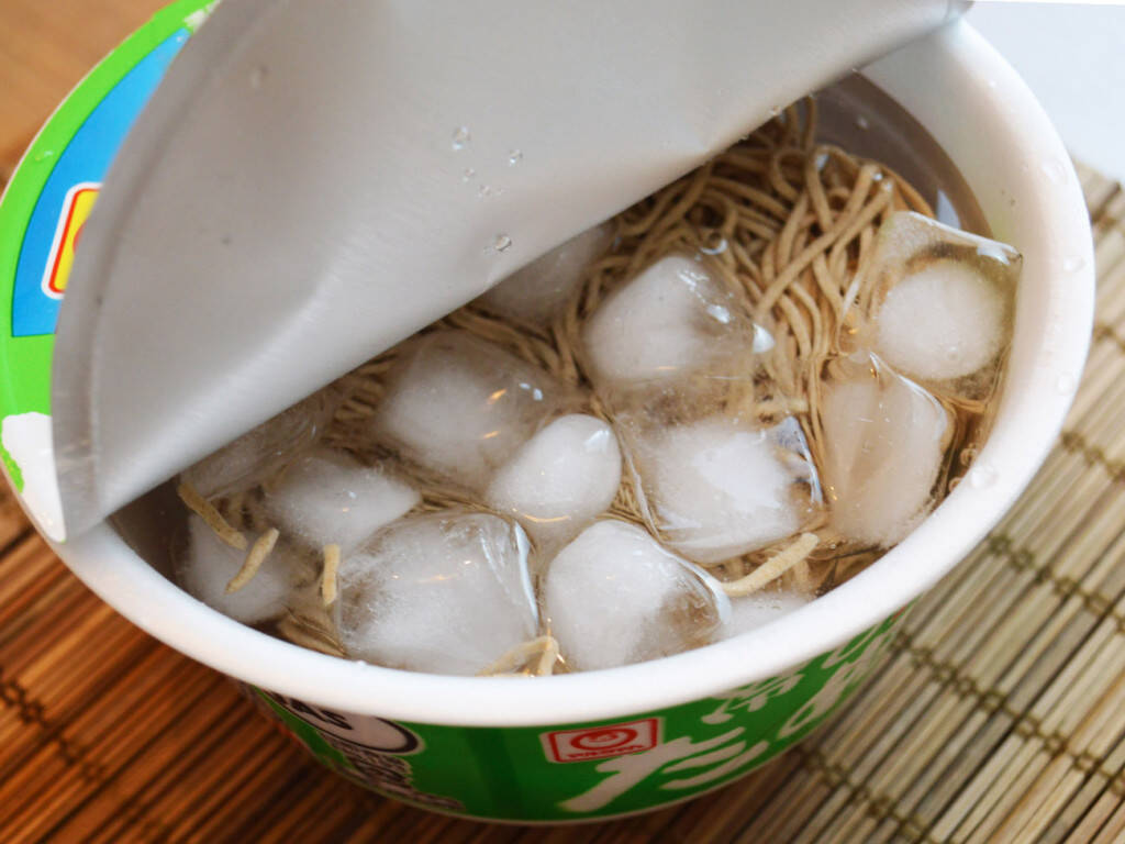 お湯を使わず氷水で冷やしカップ麺を作ってみたら大成功 マルちゃん 冷しぶっかけそば がさらに激ウマに 年6月日 エキサイトニュース