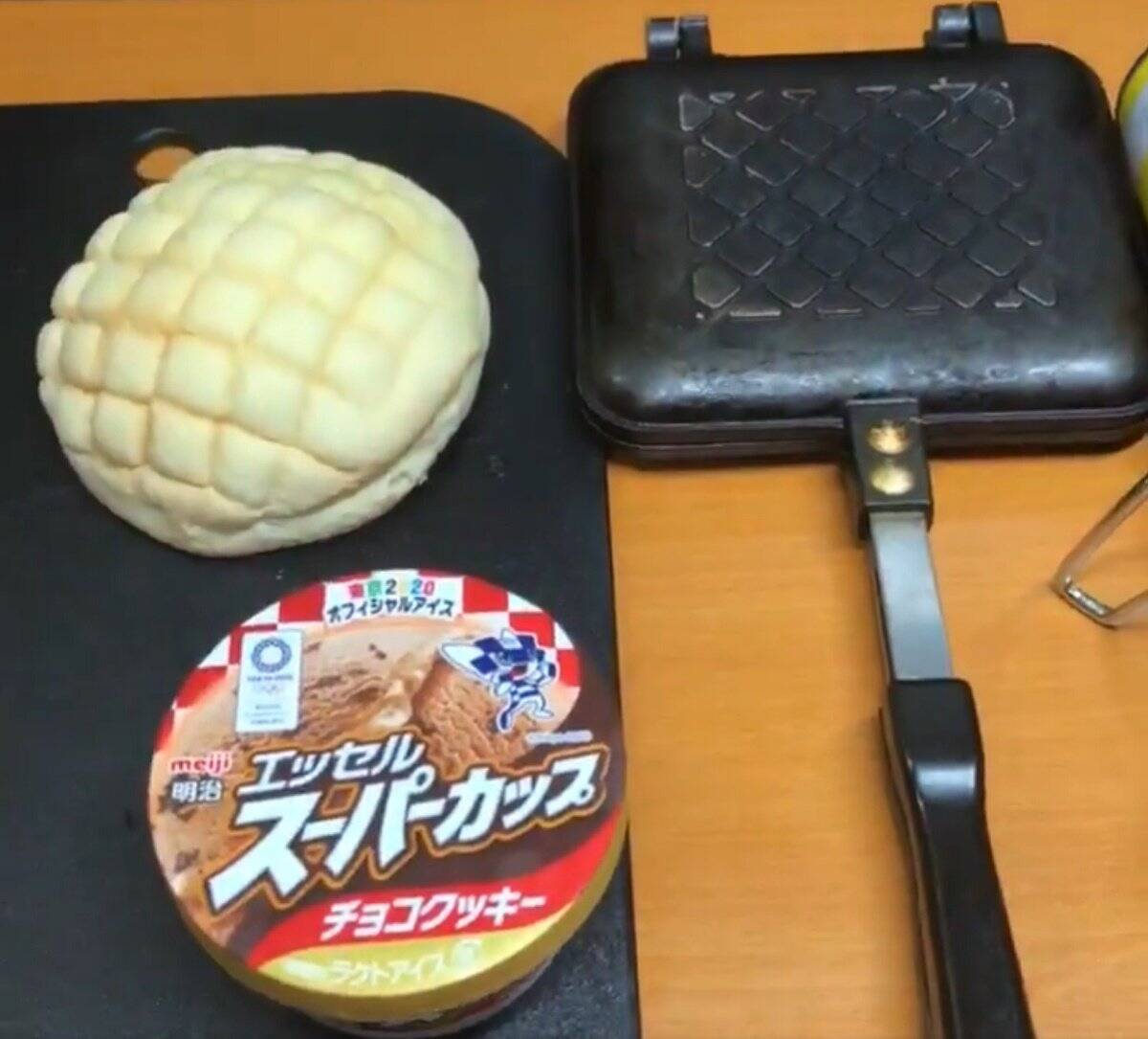 悪魔的すぎる トンでもないカロリー メロンパンをホットサンドメーカーで焼いてチョコアイスとウイスキーを合わせるレシピ動画が罪深い 年7月24日 エキサイトニュース