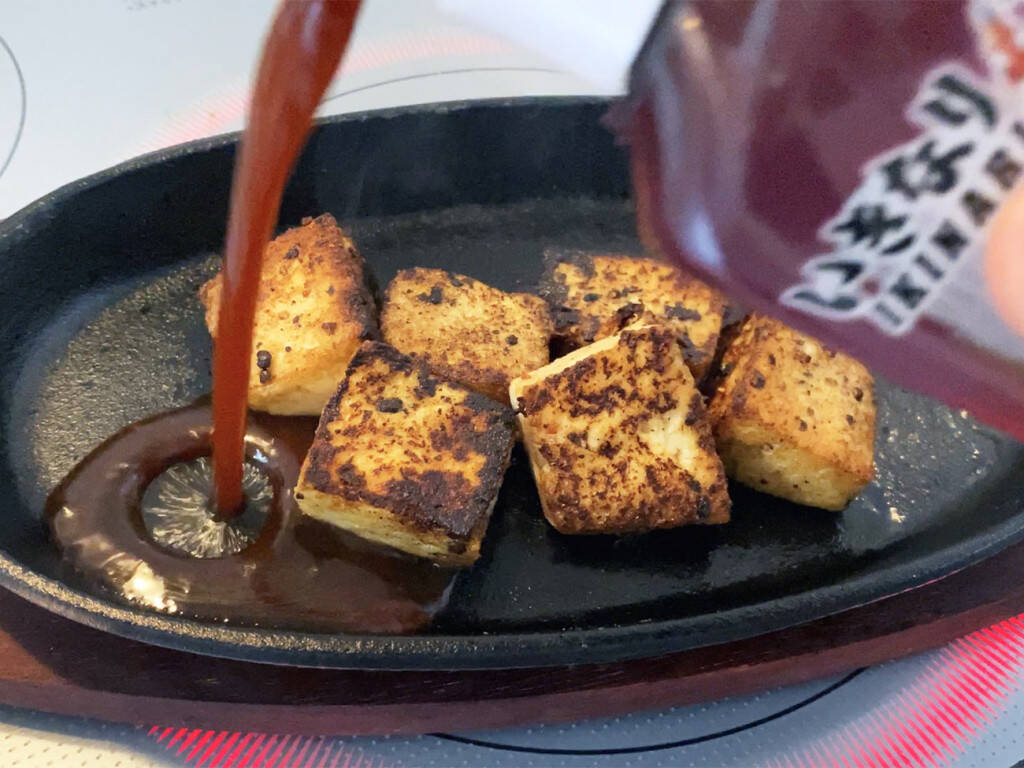 一度冷凍してから解凍した豆腐と牛脂で作る“ステーキもどき”が激アツすぎ！ まるで高級国産牛のように口の中で溶けるようなウマさ