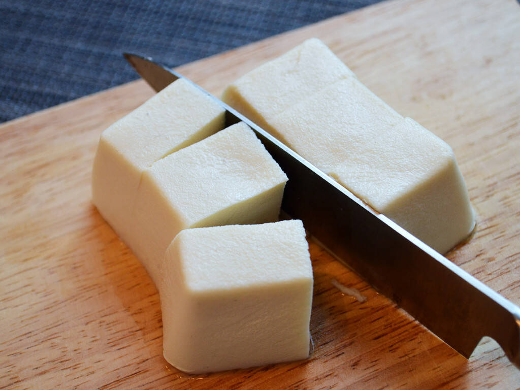 一度冷凍してから解凍した豆腐と牛脂で作る“ステーキもどき”が激アツすぎ！ まるで高級国産牛のように口の中で溶けるようなウマさ