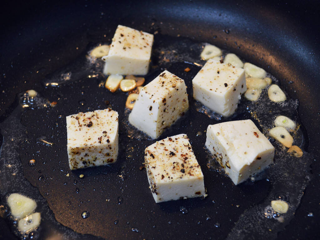 一度冷凍してから解凍した豆腐と牛脂で作る ステーキもどき が激アツすぎ まるで高級国産牛のように口の中で溶けるようなウマさ 年7月27日 エキサイトニュース