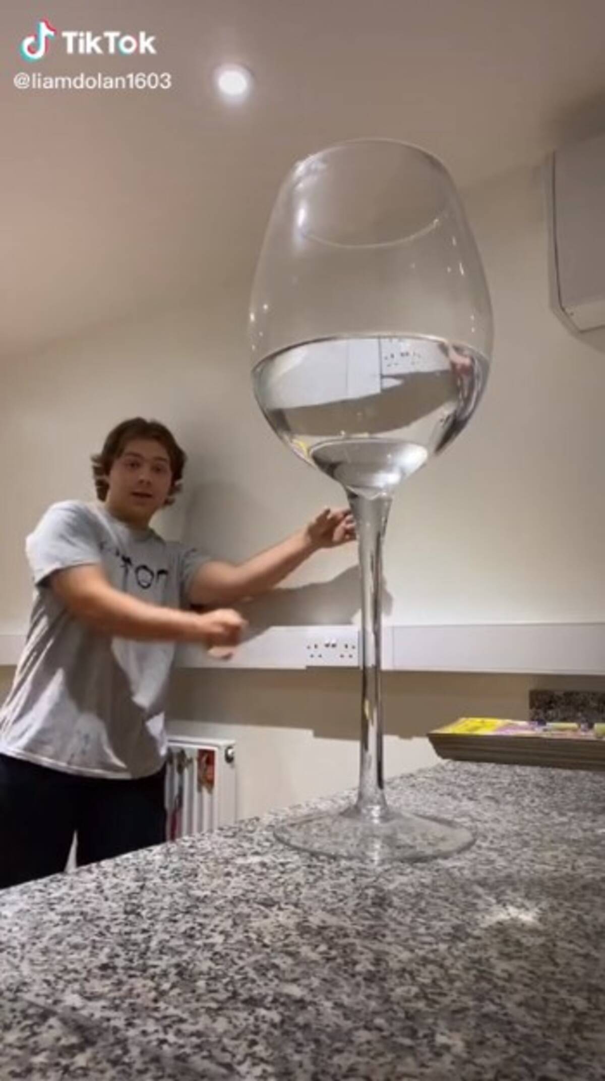 目の錯覚かと思ったら違った 予想外のオチ 今日は1杯だけって時に最適なグラス 年10月11日 エキサイトニュース