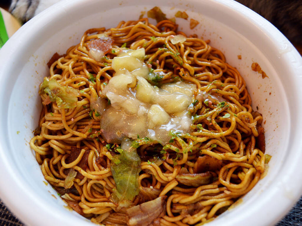 日清焼そばU.F.O.にアップルパイの中身を混ぜると激ウマ！ 「ウマさに魂が震えた」「これが本当のアップルパイ焼きそば」