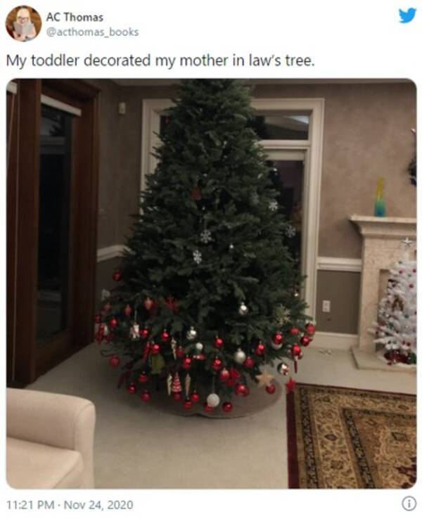 まだ幼い子どもにクリスマスツリーの飾りつけを頼むとこうなります これ以上余計な飾りは不要だね なんて可愛らしいクリスマスツリーなの 年12月1日 エキサイトニュース