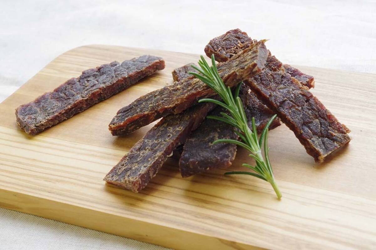 年末年始に飲みたい酒と最強のおつまみとは 成城石井のバイヤーが厳選 濃厚なうまみと味わいのビーフジャーキーがジントニックによく合います 年12月29日 エキサイトニュース