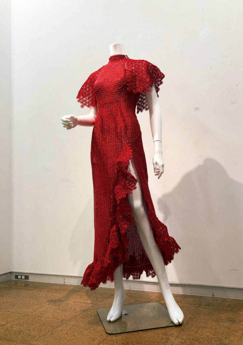 めちゃくちゃ素敵 美しすぎる鎖帷子 金沢美大生の卒業制作アルミ製の真紅のドレスに驚きの声 年12月日 エキサイトニュース