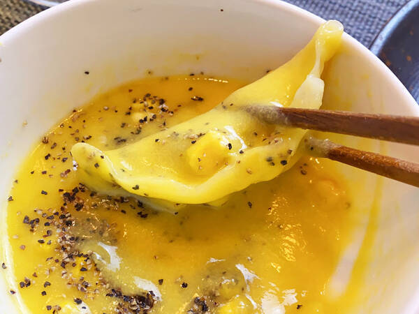 濃厚なコーンスープと黒胡椒で作ったタレで餃子を食べると激ウマ どっぷり絡みつく特濃ダレに万歳三唱するしかない 21年1月7日 エキサイトニュース