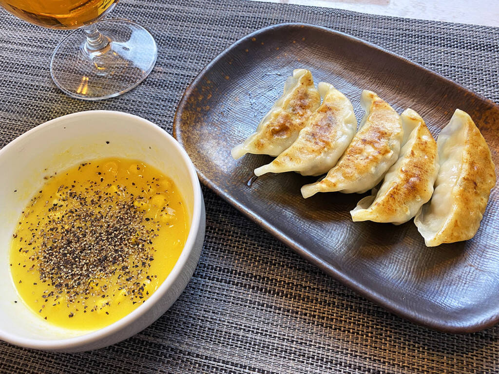 濃厚なコーンスープと黒胡椒で作ったタレで餃子を食べると激ウマ どっぷり絡みつく特濃ダレに万歳三唱するしかない 21年1月7日 エキサイトニュース