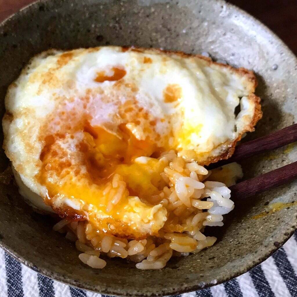 究極の丼 両面目玉焼き丼 を作る方法とは 周りカリカリ 中は半熟未満でトロトロ 濃厚な卵かけご飯 21年2月8日 エキサイトニュース