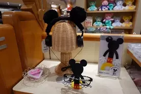 ディズニーストアに 美女と野獣 公開30周年を記念アイテム イエローとネイビーのコントラストが美しいテーブルウェア 雑貨 21年10月23日 エキサイトニュース