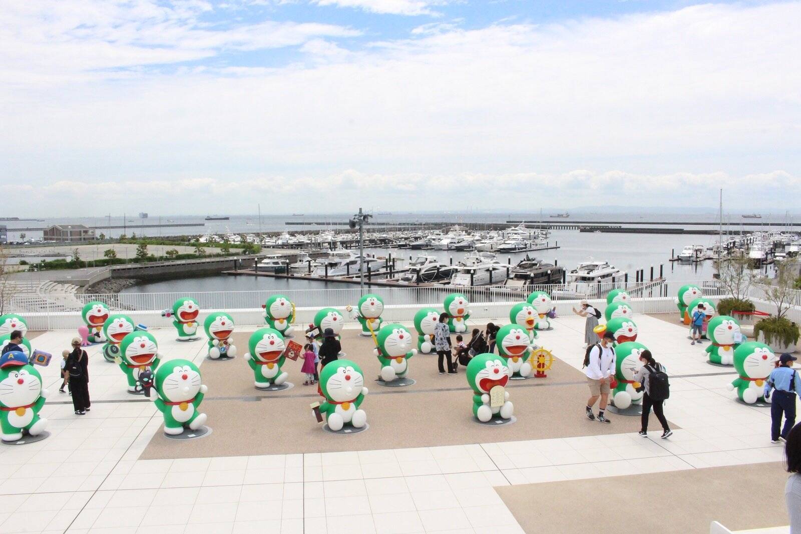 ユニクロがクイズラリーイベントを開催 サステナモード の 緑ドラえもん 48体が横浜に集結 21年6月16日 エキサイトニュース 2 2