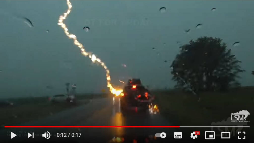 車に雷が直撃した瞬間 恐ろしい映像だ 電気系統全部ダメになっただろうな 21年7月3日 エキサイトニュース