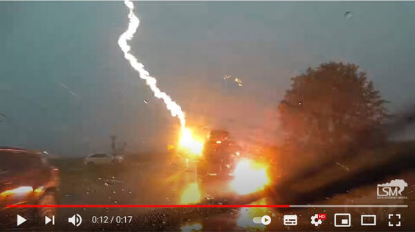 車に雷が直撃した瞬間 恐ろしい映像だ 電気系統全部ダメになっただろうな 21年7月3日 エキサイトニュース