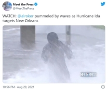 ハリケーン中継を担当した高齢の天気予報士を心配する視聴者 「ハリケーンのライブ中継とかやらなくていいんだよ」「この状況は危険すぎる」