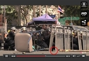 【衝撃動画】タイの機動隊に手榴弾が投げつけられ蹴り返そうとするも……