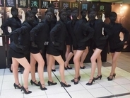 美脚集団『脚女』が品川駅に出現！　ストッキングブランド『ASTIGU』が「リアルパンスト総選挙」開催