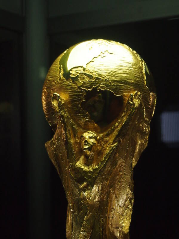 ブラジルで掲げるのはどの国に サッカー Fifaワールドカップトロフィーがお披露目ツアーで来日中 14年4月11日 エキサイトニュース