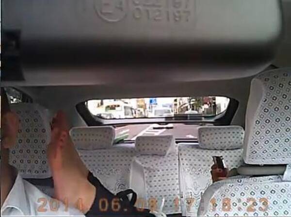 タクシーに感じの悪い客が乗車 足を運転席に乗せるなど態度最悪 Youtubeの意見は分かれる 14年6月18日 エキサイトニュース