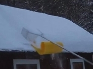 アメリカの屋根の雪下ろし作業が楽しそう　何このハイテクツール！