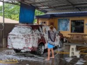燃料価格高騰の影　フィリピンの洗車業界を襲う「静かな不況」