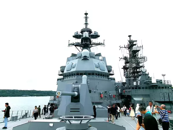 フィリピン・ダバオに海自護衛艦の威容、在留邦人70人が体感した「自由で開かれたインド太平洋」の最前線