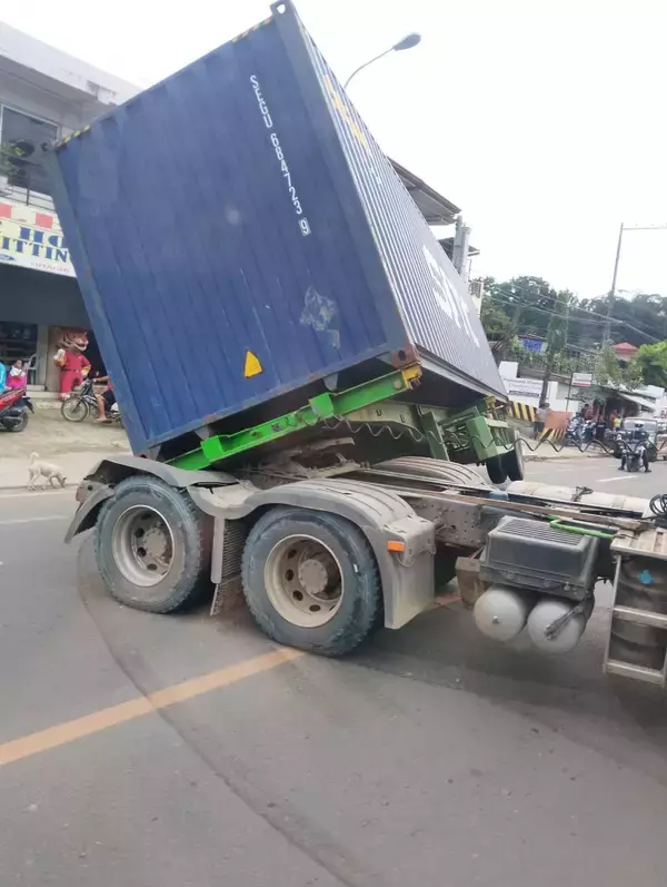 セブ島幹線道路で大型トレーラー立往生　物流急増の影に整備不良　