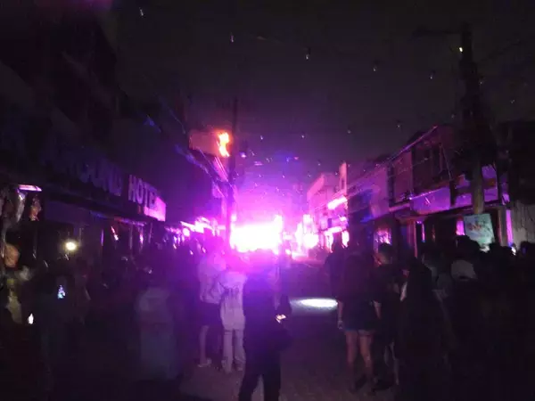 フィリピンの旧ウォーキングストリートで大規模火災、複数店舗が全半焼するも死傷者は報告されず
