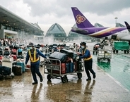 バンコク スワンナプーム国際空港が、未曾有の混迷・空港機能を麻痺させた人手不足