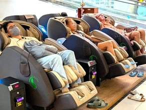 街角に癒やしの「特等席」　フィリピンで進むマッサージ無人化