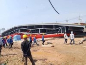 タイ電力公社の施設崩壊で4人負傷、突風が原因か　11億バーツの巨大ドーム建設中に事故